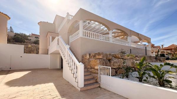 Independent chalet for sale in Calle de Torrevella, 29, El Campello
photo 1