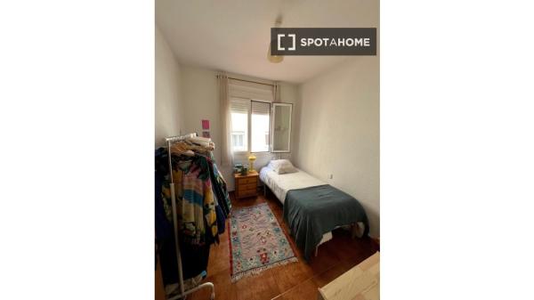 Habitación en piso compartido en madrid. photo 1
