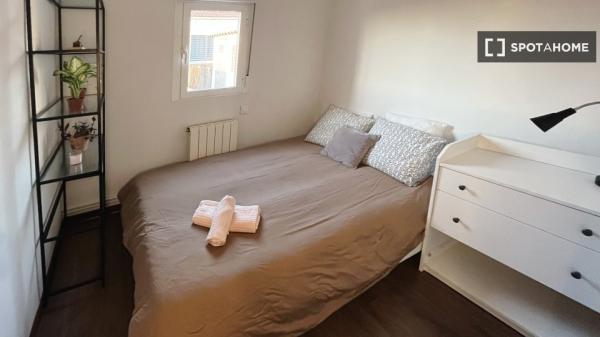 Habitación en piso compartido en madrid. thumbnail 1