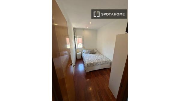Habitación en piso compartido en barcelona. thumbnail 1