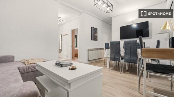 Piso en alquiler en C. de Oltra , Madrid thumbnail 2