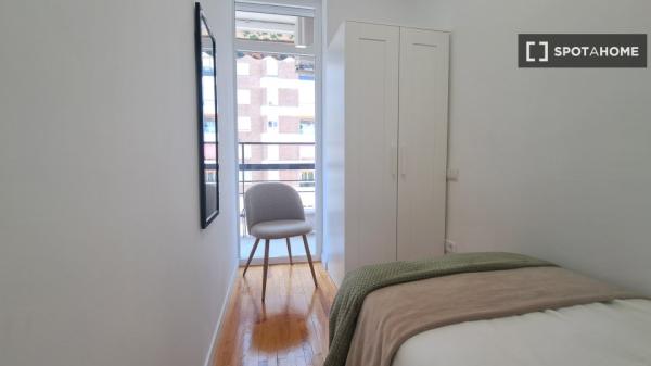 Habitación compartida de 14 habitaciones en alquiler en Castillejos, Madrid thumbnail 2