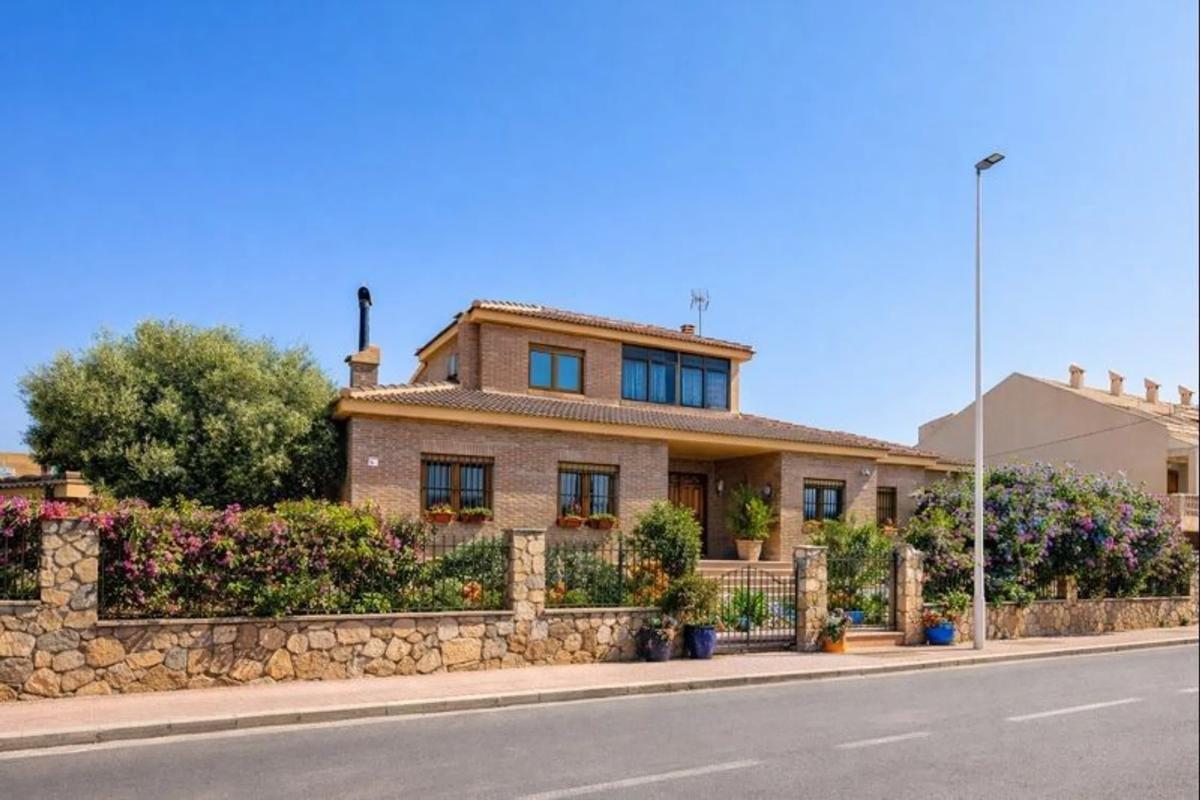 Venta de chalet independiente en Barrio Los Europeos, Torrevieja
photo 1