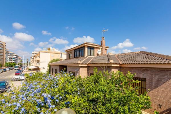 Independent chalet for sale in Barrio Los Europeos, Torrevieja
thumbnail 1