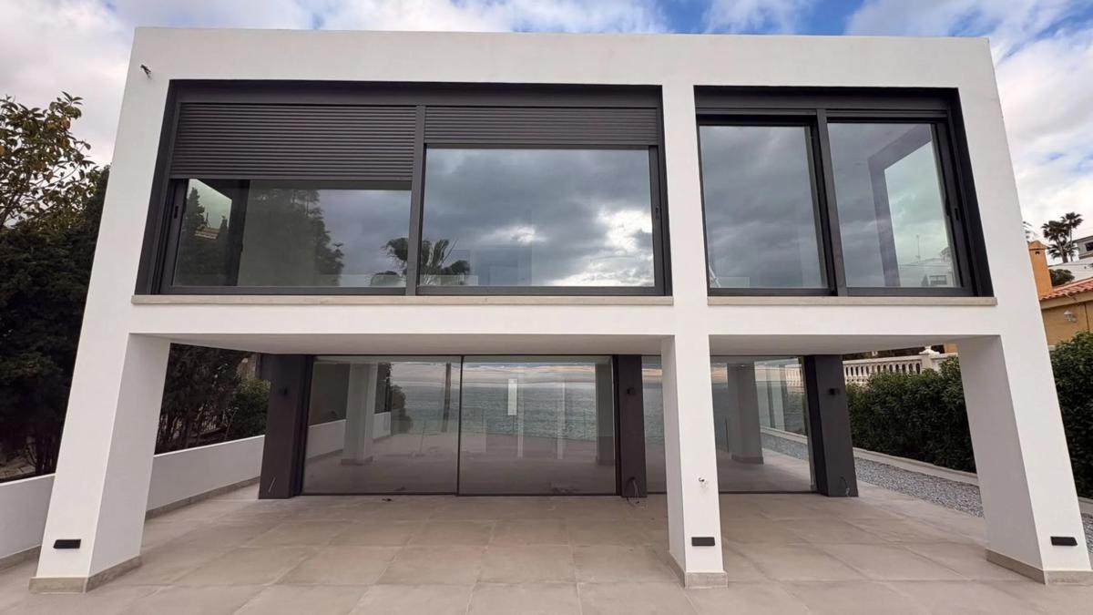 Sale of independent chalet in Avenida d'Amèrica, 14, El Campello
photo 2
