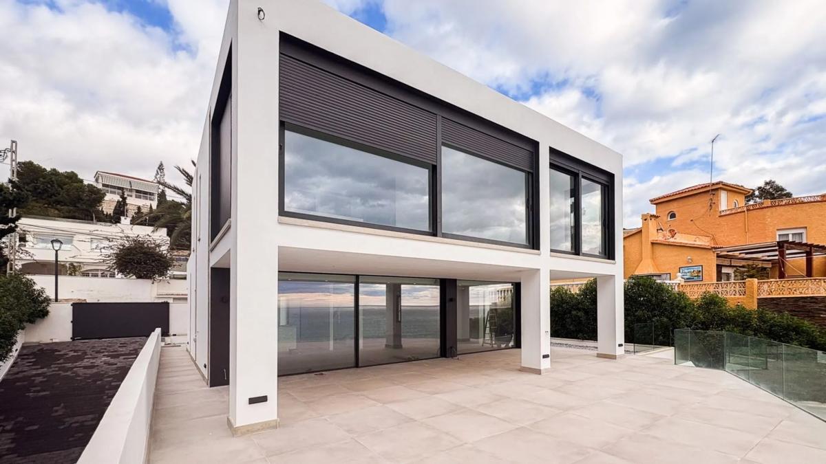 Sale of independent chalet in Avenida d'Amèrica, 14, El Campello
photo 3