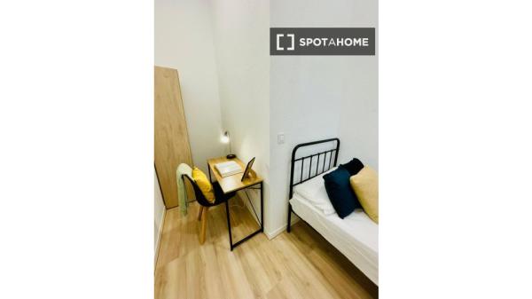 Se alquila habitación en el centro de Madrid photo 4