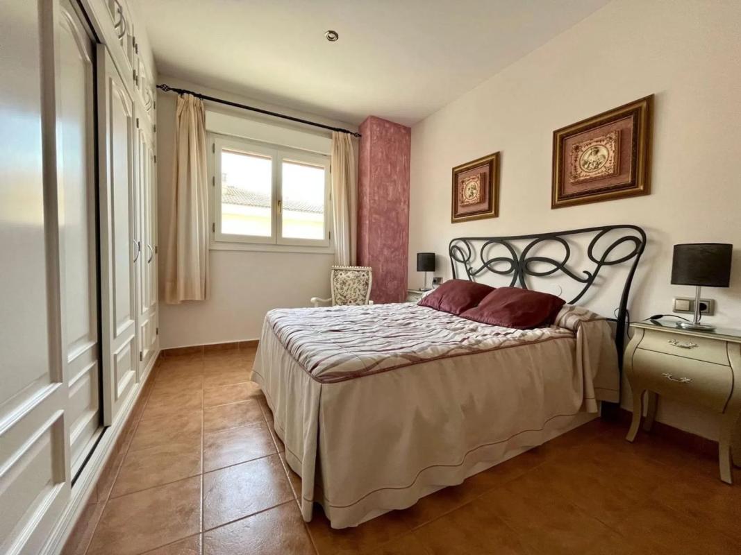Sprzedaż niezależnego domku jednorodzinnego w  Calle Cuba, Saks photo 3