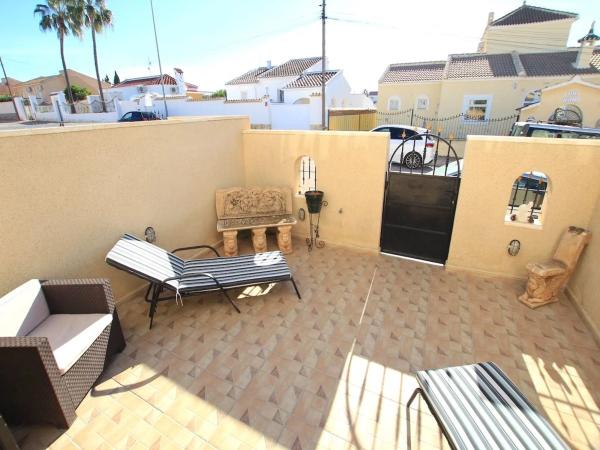 Chalet adosado en calle Alicante thumbnail 1