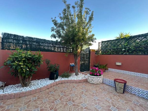 Chalet adosado en calle Algarrobo photo 1