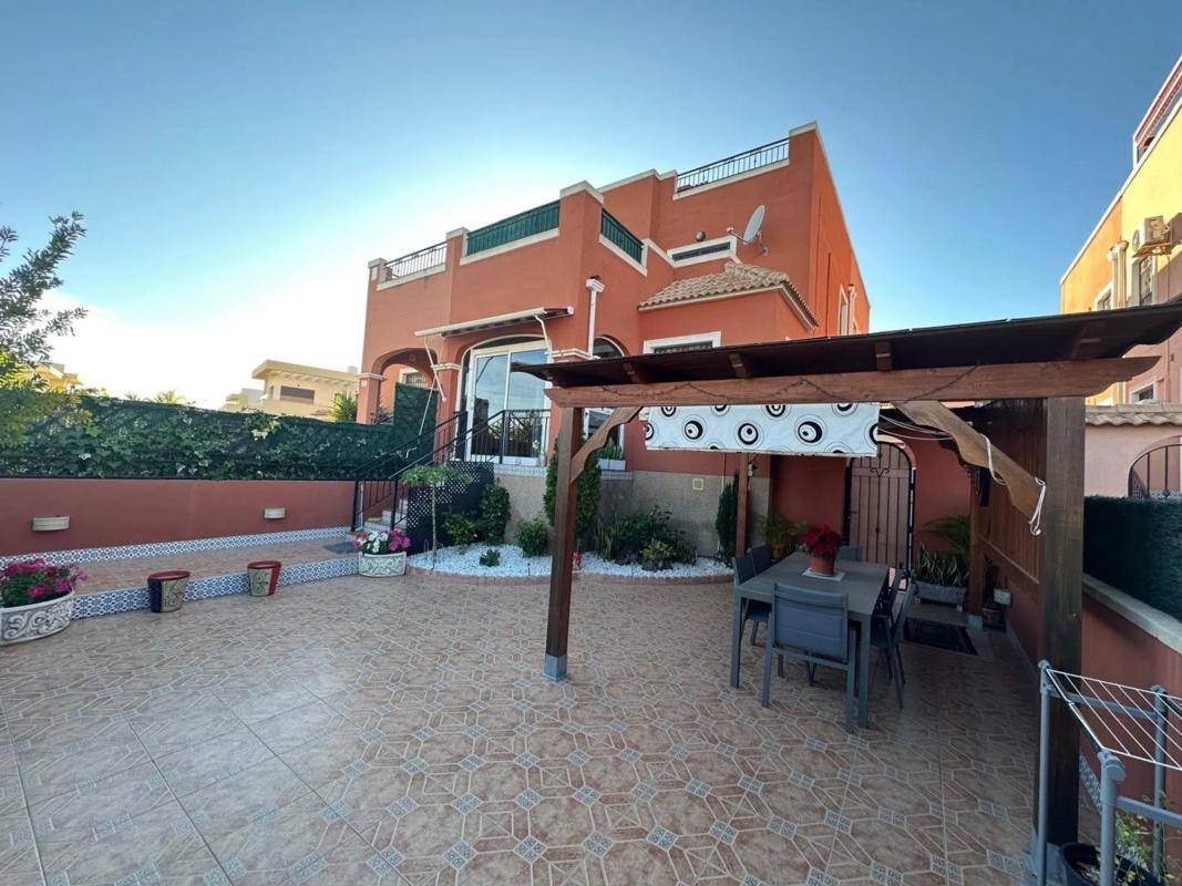 Venta de chalet adosado en  Calle Algarrobo , Los Montesinos photo 2