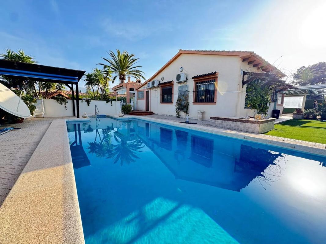Venta de chalet independiente en Barrio Cabo Roig, Orihuela
photo 1