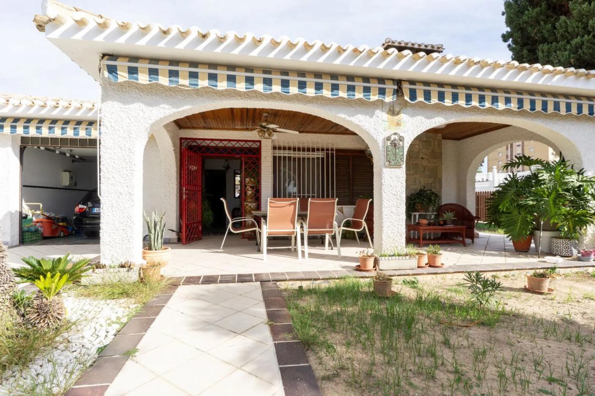 Sale of independent chalet in Calle Selgas, Orihuela
photo 1