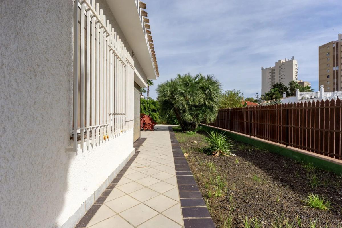 Sale of independent chalet in Calle Selgas, Orihuela
photo 2