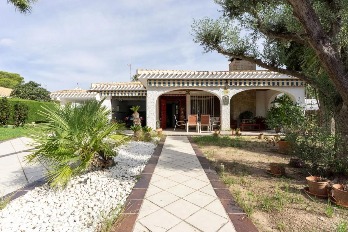 Sale of independent chalet in Calle Selgas, Orihuela
photo 3