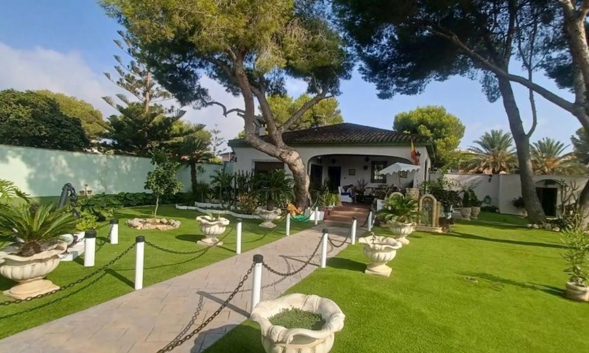 Sale of independent chalet in Barrio Campoamor, Orihuela
photo 1
