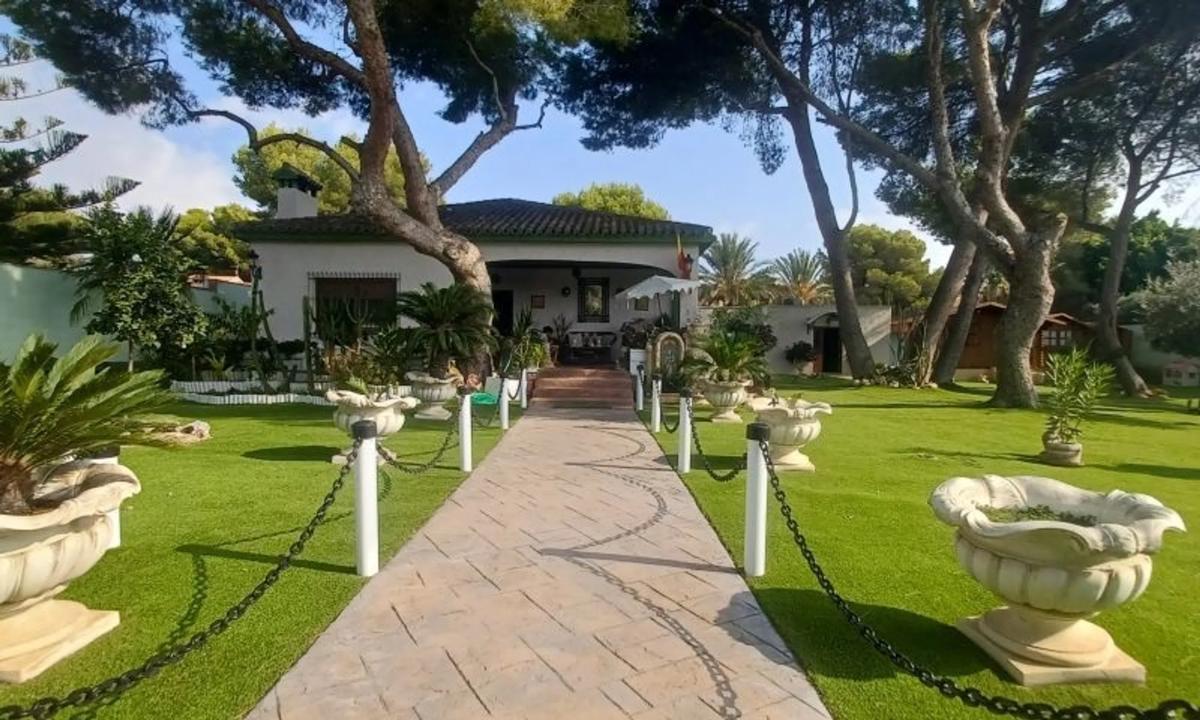 Sale of independent chalet in Barrio Campoamor, Orihuela
photo 2