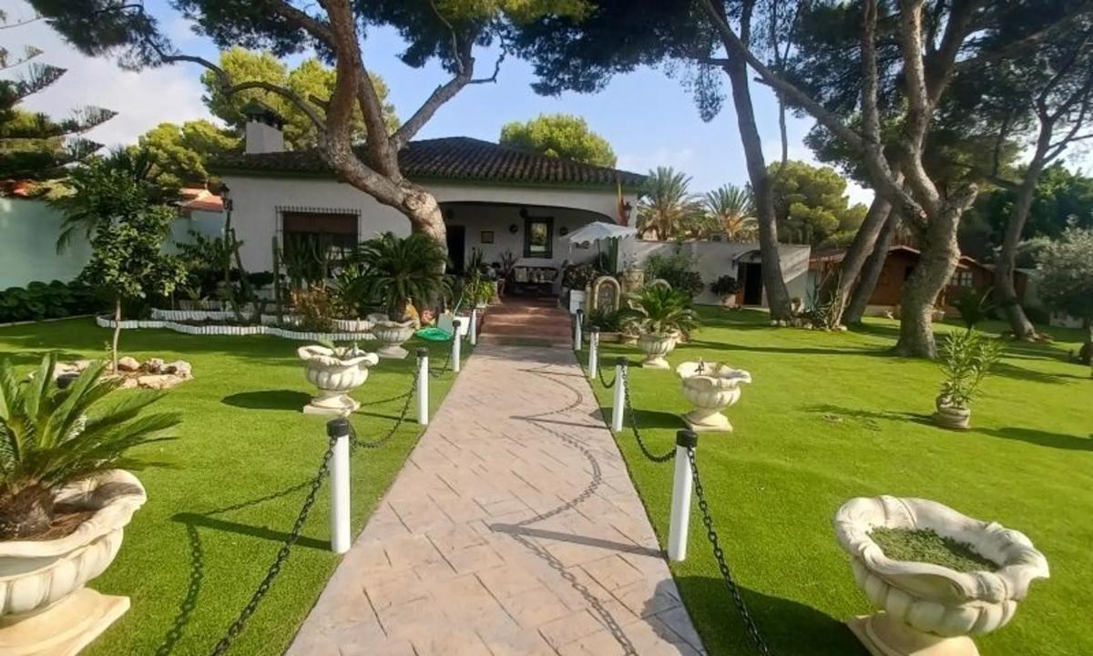 Sale of independent chalet in Barrio Campoamor, Orihuela
photo 3