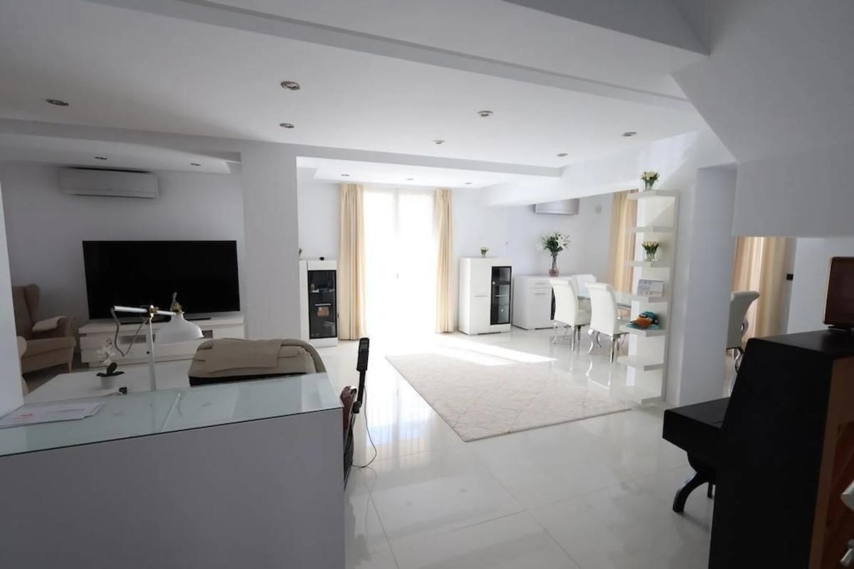 Sale of independent chalet in Barrio La Regia, Orihuela
photo 2