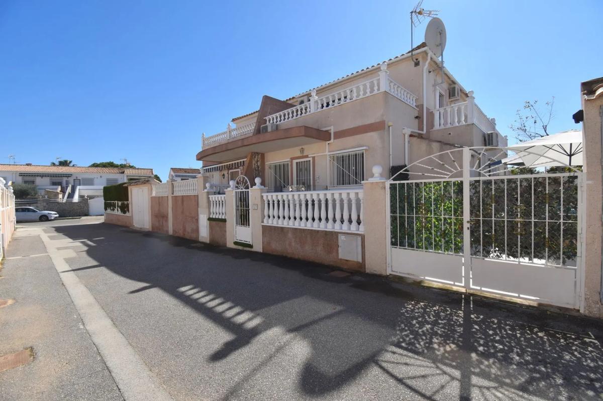 Venta de chalet adosado en  Barrio La Regia , Orihuela photo 3