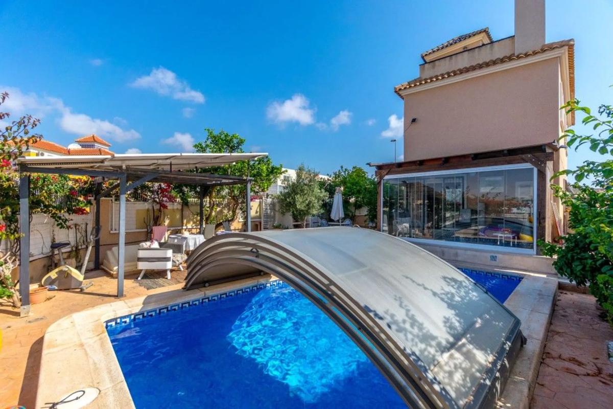 Sale of independent chalet in Barrio La Regia, Orihuela
photo 1