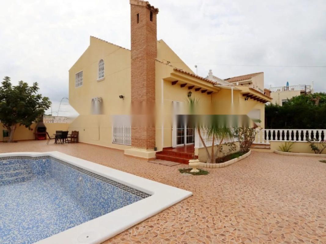 Продажа отдельного шале в Barrio La Zenia, Ориуэла photo 1