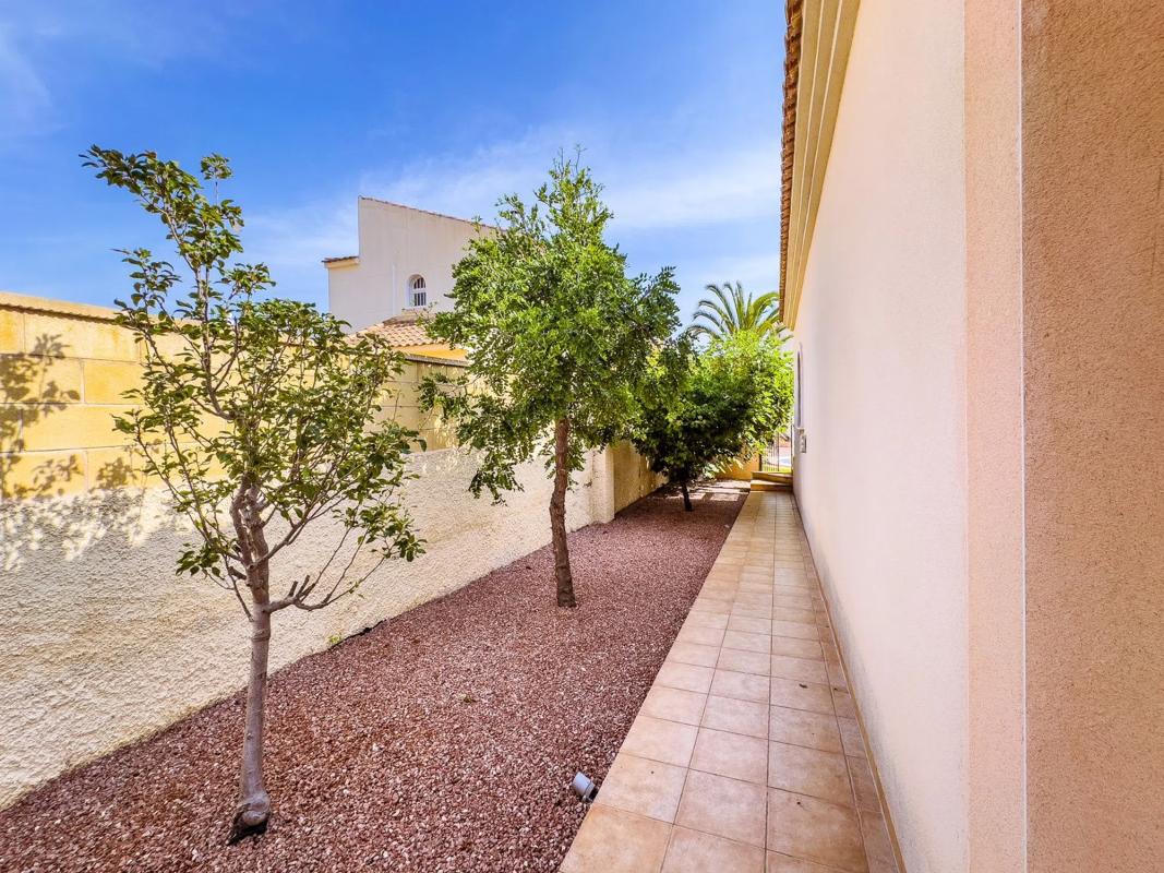 Sprzedaż niezależnego domku jednorodzinnego w Calle Violetas, 22, Orihuela photo 3