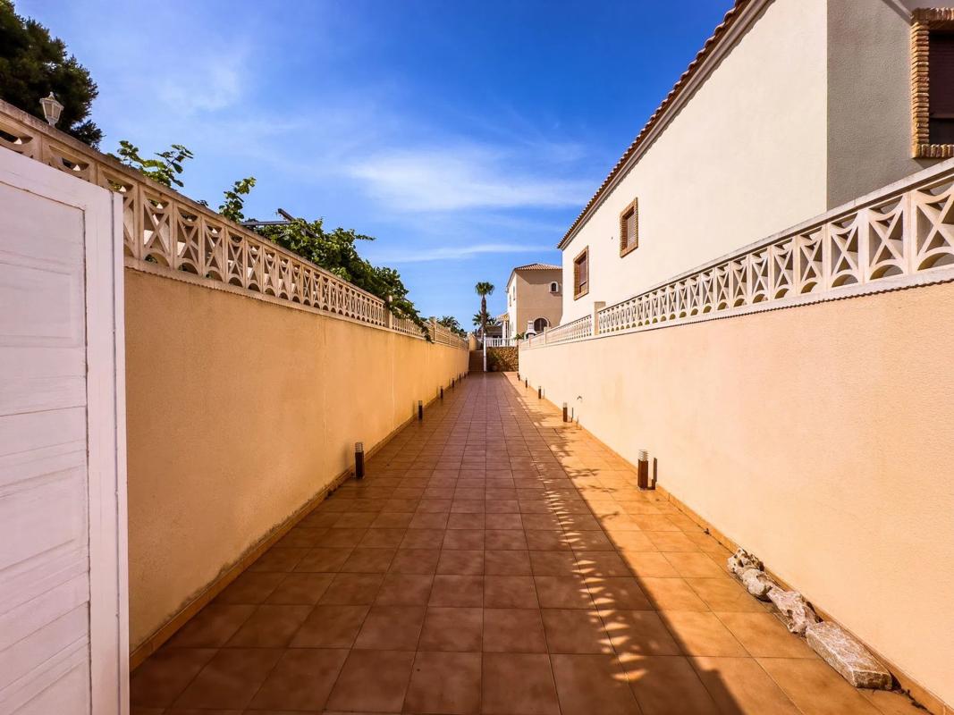 Sprzedaż niezależnego domku jednorodzinnego w Calle Violetas, 22, Orihuela photo 5