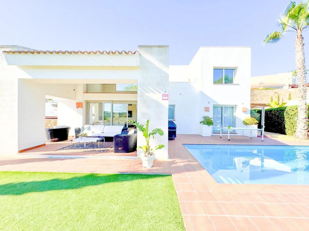 Sale of independent chalet in Barrio Las Colinas Golf, Orihuela
photo 5