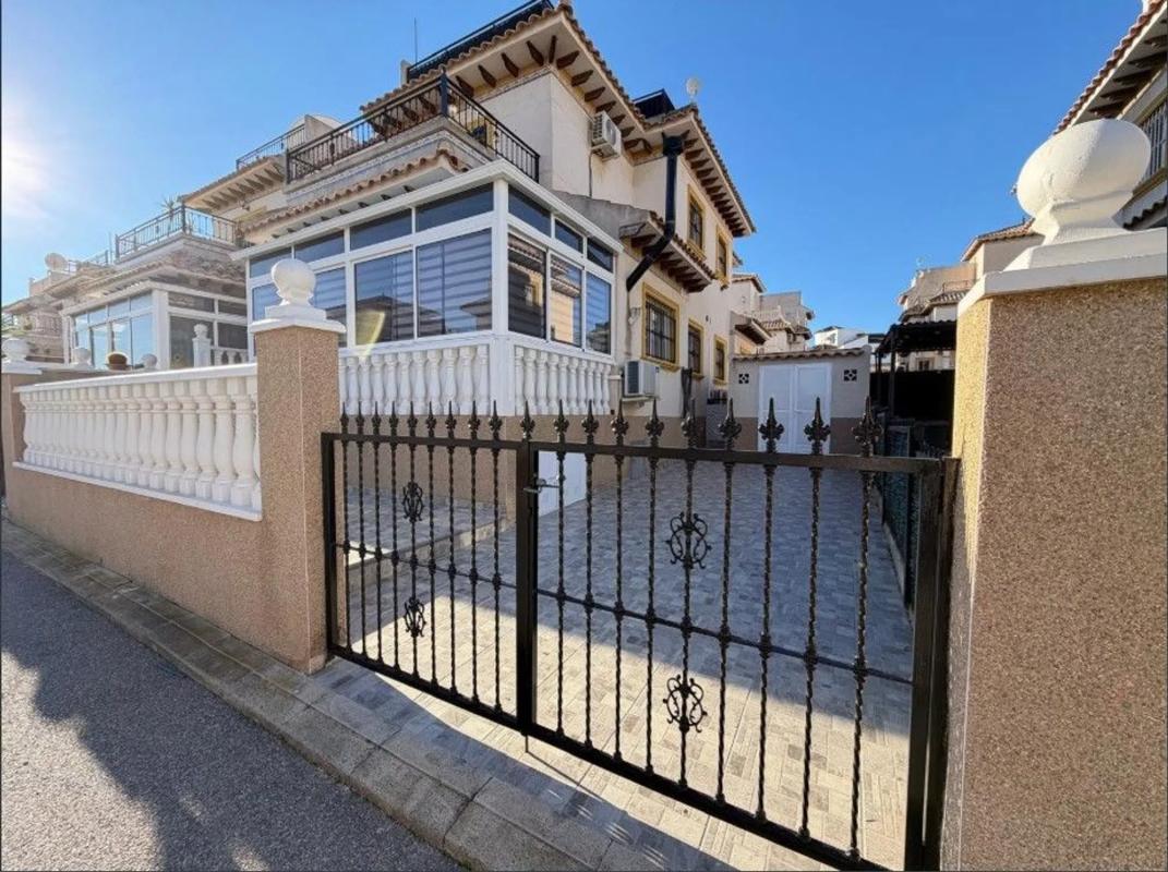 Venta de chalet adosado en Calle Galápagos , Orihuela photo 2