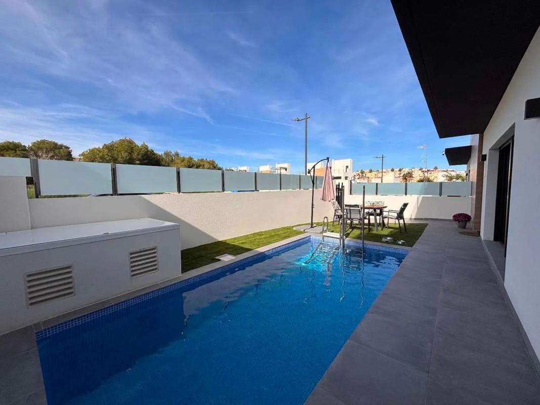 Venta de chalet independiente en Calle Picos de Europa, Orihuela
photo 1