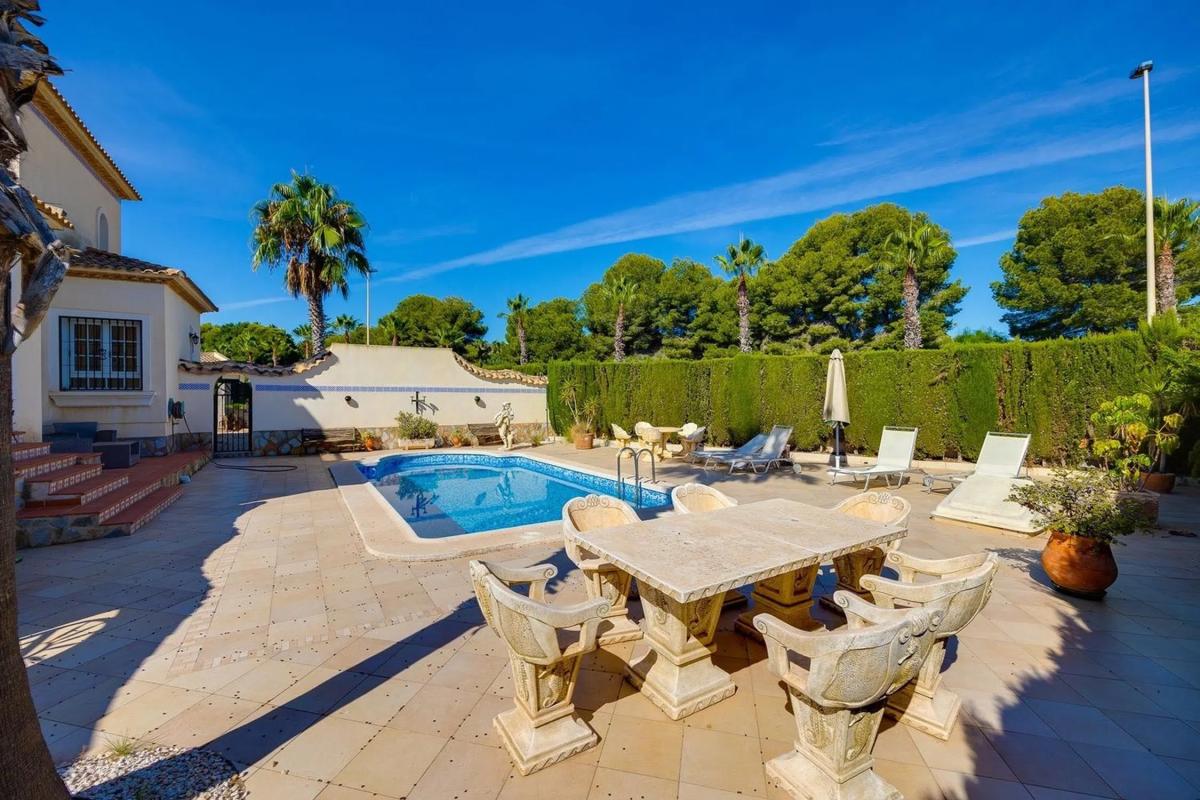 Sale of independent chalet in Barrio Las Ramblas, Orihuela
photo 1