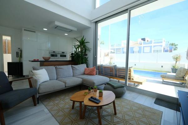Chalet independiente en venta en Barrio Lomas de Cabo Roig, Orihuela
 photo 4