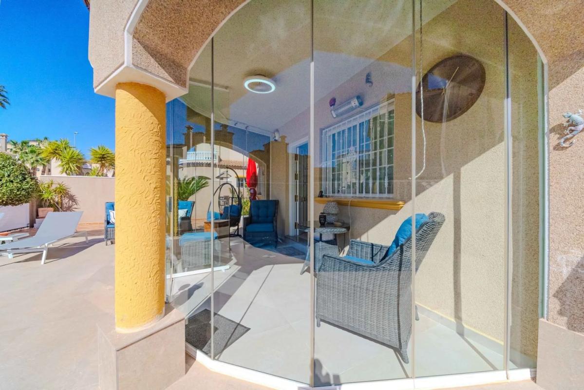 Sale of independent chalet in Barrio Lomas de Cabo Roig, Orihuela
photo 3
