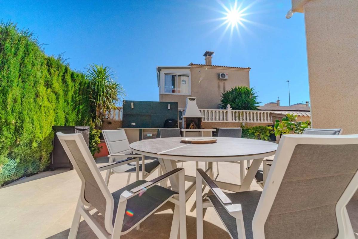 Sale of independent chalet in Barrio Lomas de Cabo Roig, Orihuela
photo 4