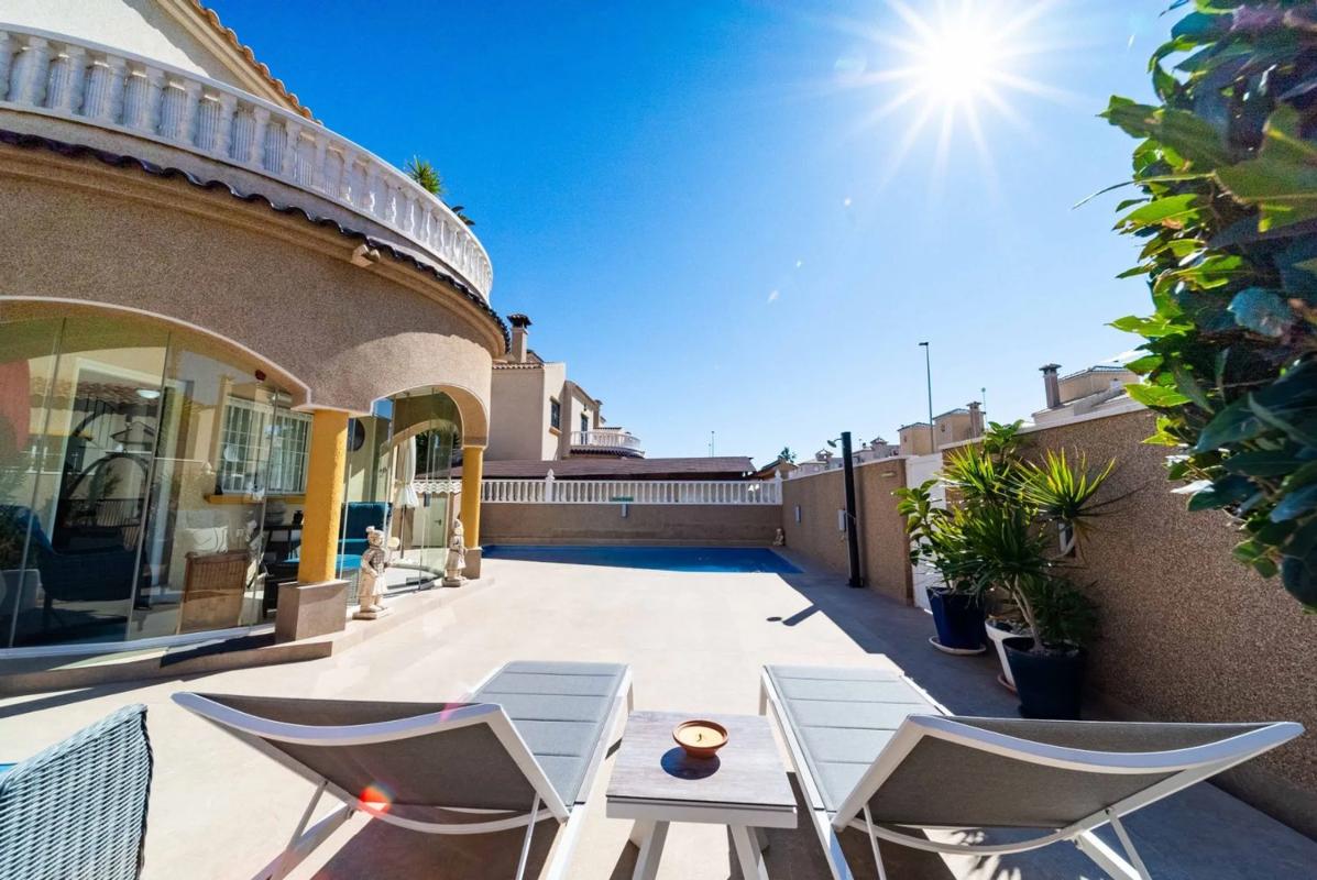 Sale of independent chalet in Barrio Lomas de Cabo Roig, Orihuela
photo 5