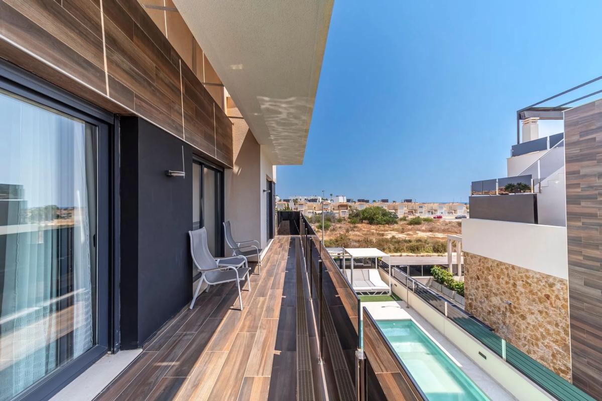 Sprzedaż niezależnego domku jednorodzinnego w Calle Cabo Ortegal, Orihuela photo 1