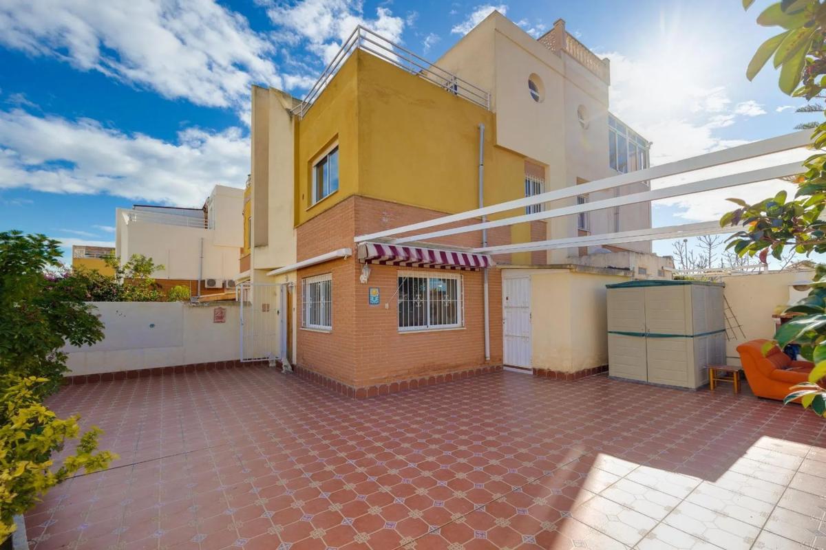 Venta de chalet independiente en Avenida de Londres, 2, Orihuela
 photo 3