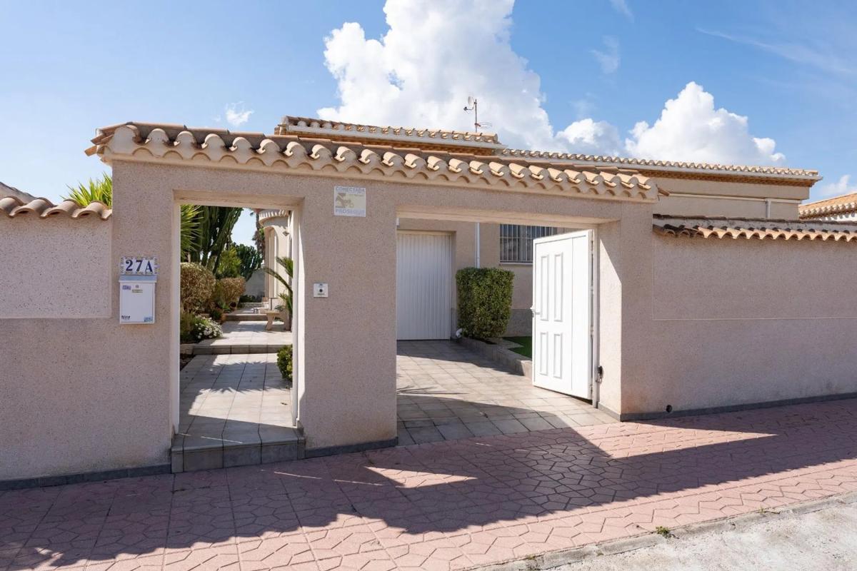 Sale of independent chalet in Calle Nicolás de Bussi, 27 b, Orihuela
photo 1