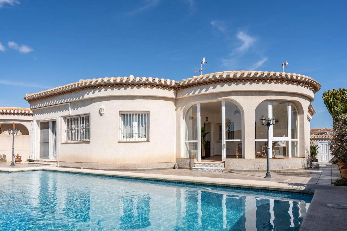 Sale of independent chalet in Calle Nicolás de Bussi, 27 b, Orihuela
photo 2