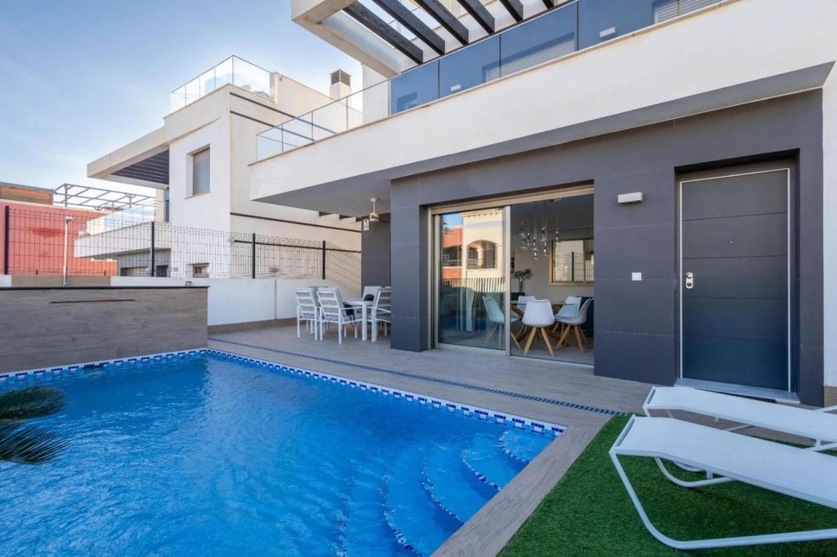 Venta de chalet independiente en Calle Navia, Orihuela
photo 1