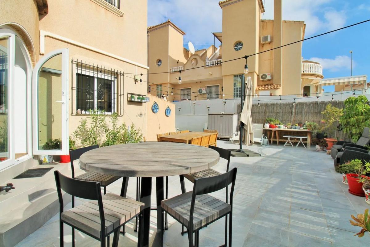 Sprzedaż niezależnego domku jednorodzinnego w  Barrio Villamartín, Orihuela photo 2