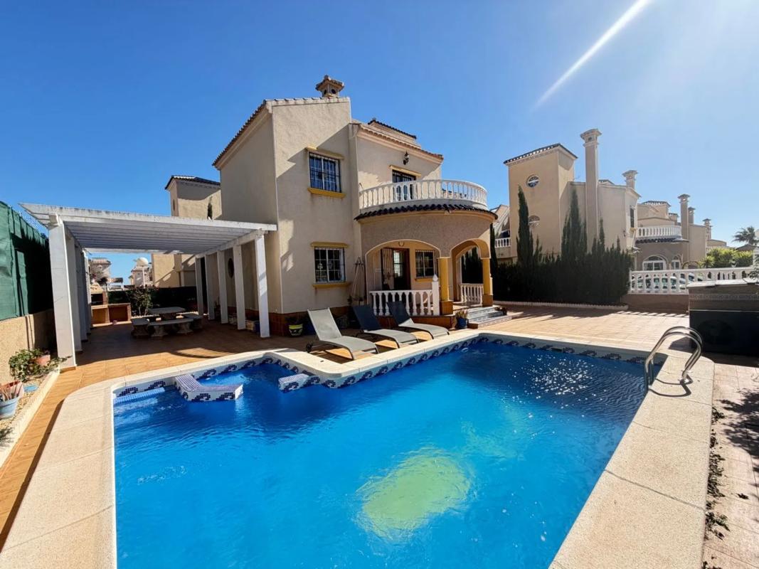Sale of independent chalet in Barrio Villamartín, Orihuela
photo 3