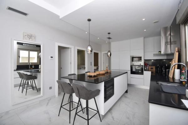 Chalet independiente en venta en Barrio Villamartín, Orihuela
photo 1