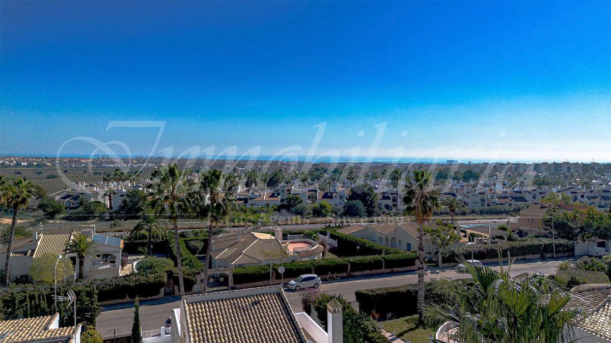 Sale of independent chalet in Avenida de las Brisas, Orihuela
photo 2