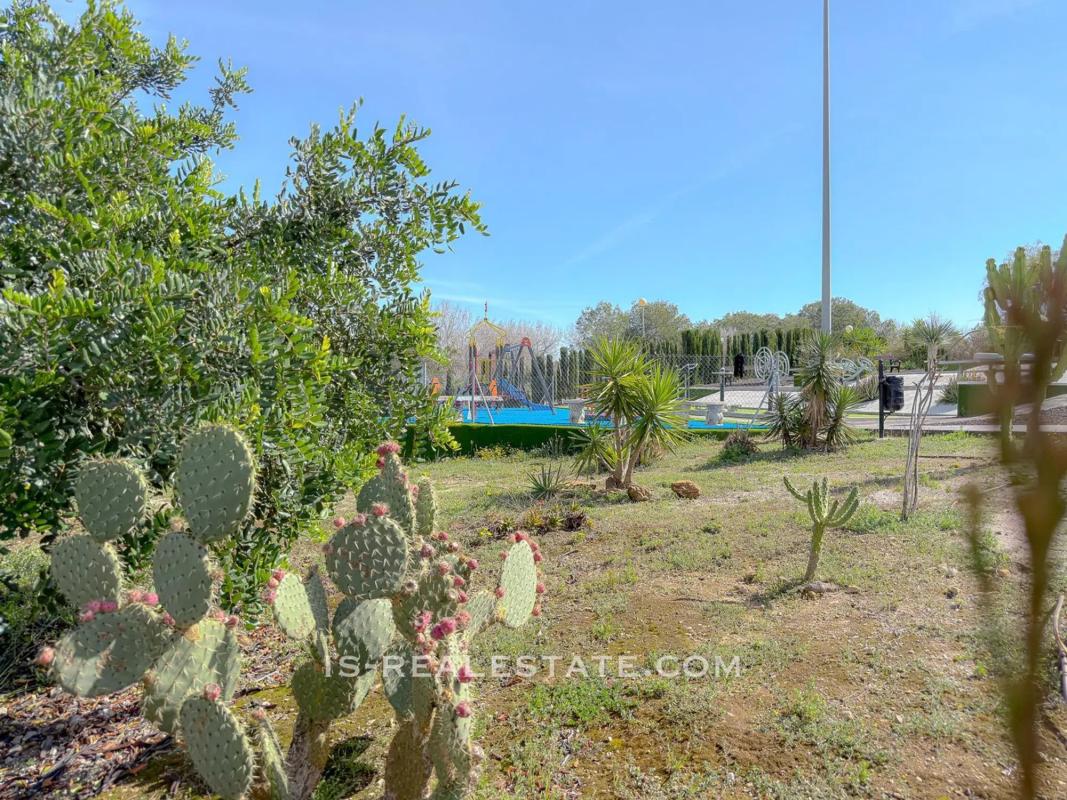 Sale of independent chalet in Barrio Zona Lago - Los Almendros, Orihuela
photo 1