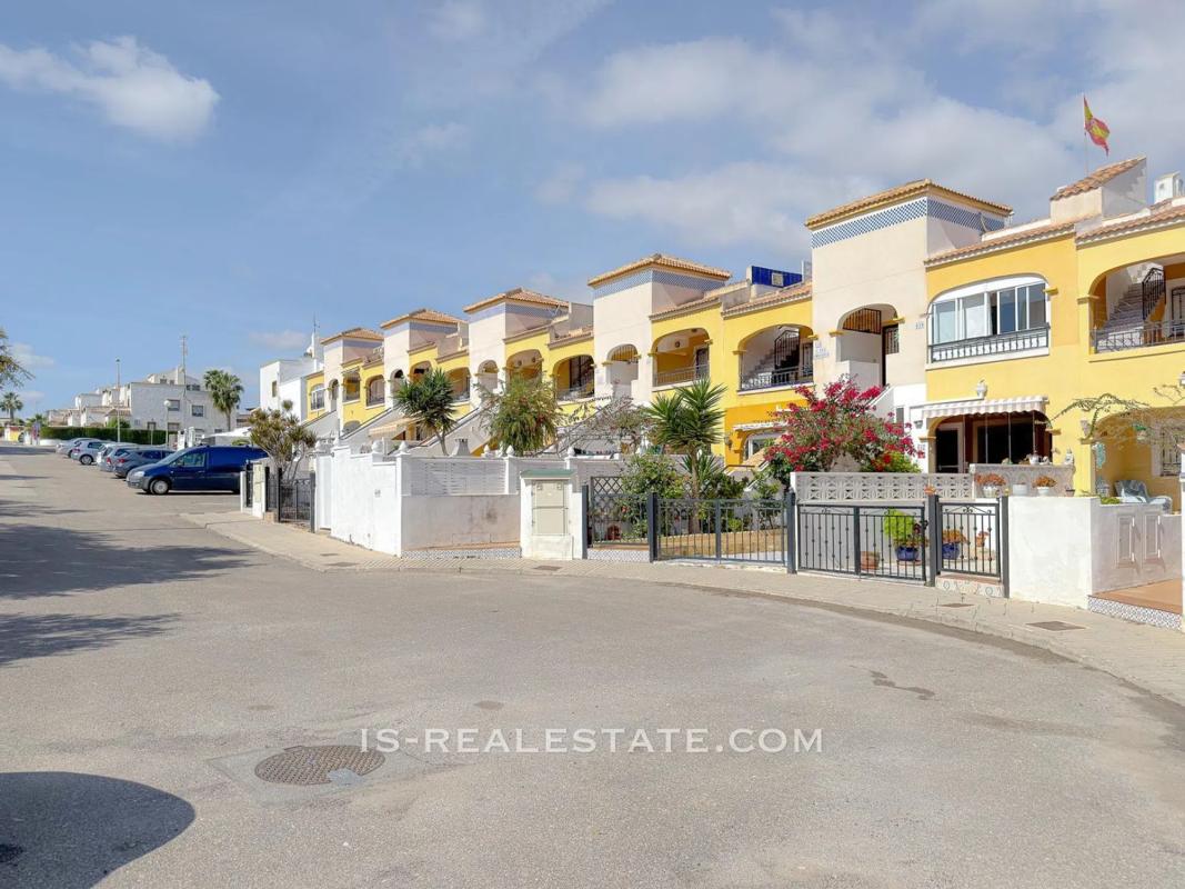 Sale of independent chalet in Barrio Zona Lago - Los Almendros, Orihuela
photo 2