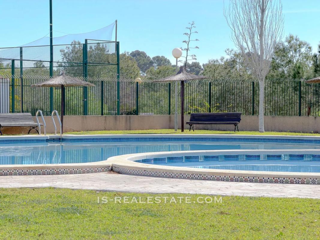 Sale of independent chalet in Barrio Zona Lago - Los Almendros, Orihuela
photo 4