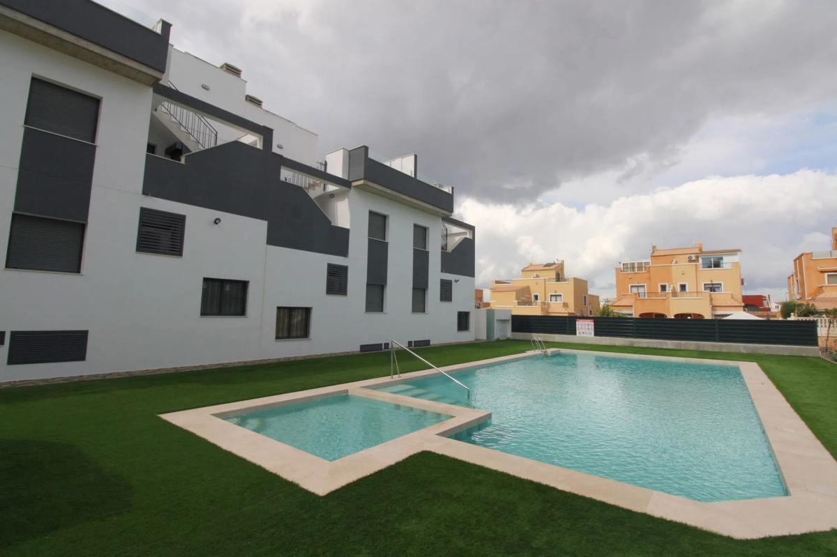 Venta de piso en Barrio Zona Lago - Los Almendros, Orihuela
photo 1