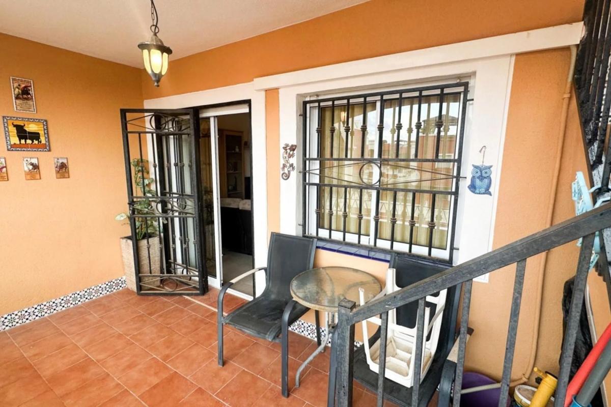 Sprzedaż niezależnego domku jednorodzinnego w Calle Laguna de Sariñena, Orihuela photo 1